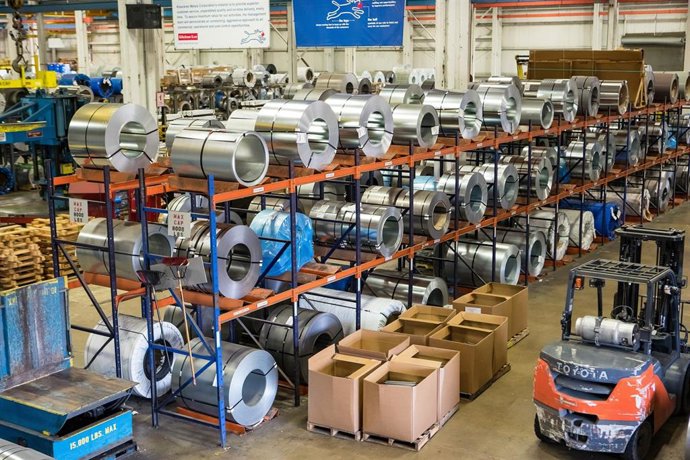 Acero circular en un almacén.