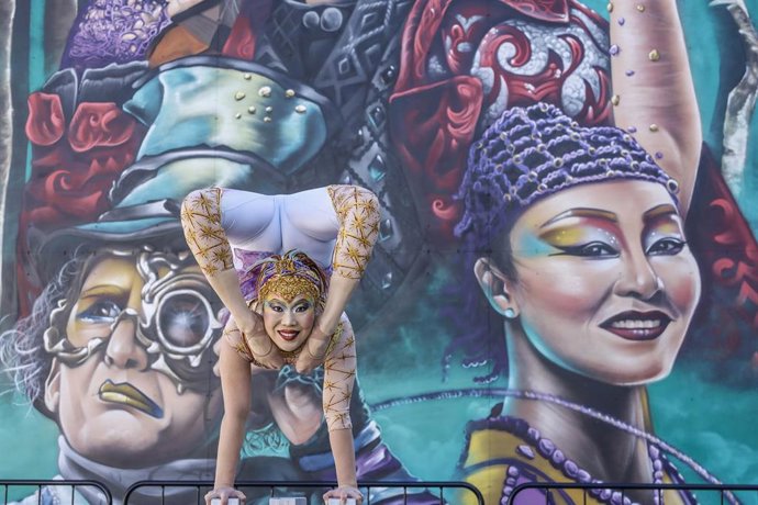Una acróbata del Cirque du Soleil realiza una actuación, durante el acto de presentación del mural hecho por el artista Nacho Mawe, a 14 de abril de 2026, en Valencia, Comunidad Valenciana (España).