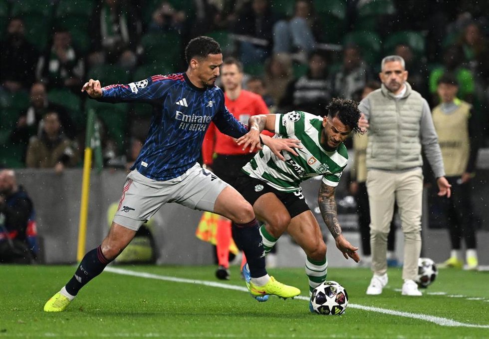 El central del Arsenal Willian Saliba disputando un balón con el delantero del Sporting CP Luis Suárez en el encuentro de ida.