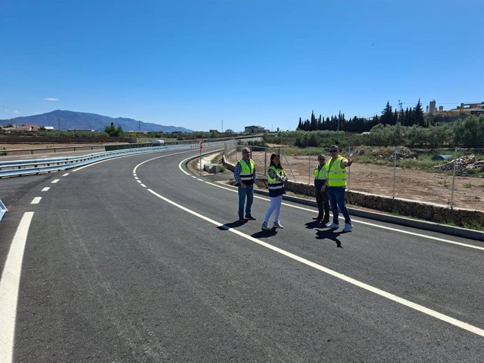 La delegada territorial Dolores Martínez durante su visita a las obras de mejora del acceso a Alhama de Almería desde la A-348.