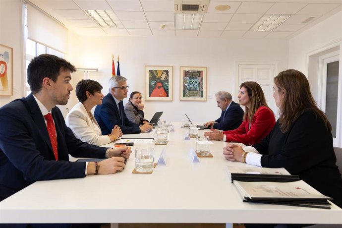 La ministra de Vivienda y Agenda Urbana, Isabel Rodríguez (la segunda en la izquierda) y la  decana del Colegio de Registradores de España, Rosario Jiménez (segunda de la derecha). En Madrid, a 14 de abril de 2026.