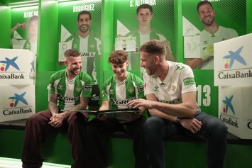 Los jugadores del Real Betis Aitor Ruibal, Adrián San Miguel y Ángel Ortiz, en el programa 'Generaciones' que impulsa la entidad bancaria.