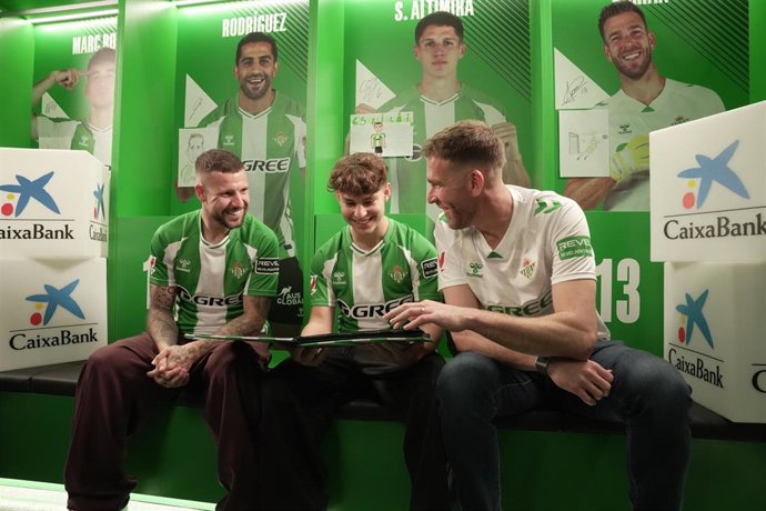 Los jugadores del Real Betis Aitor Ruibal, Adrián San Miguel y Ángel Ortiz, en el programa 'Generaciones' que impulsa la entidad bancaria.