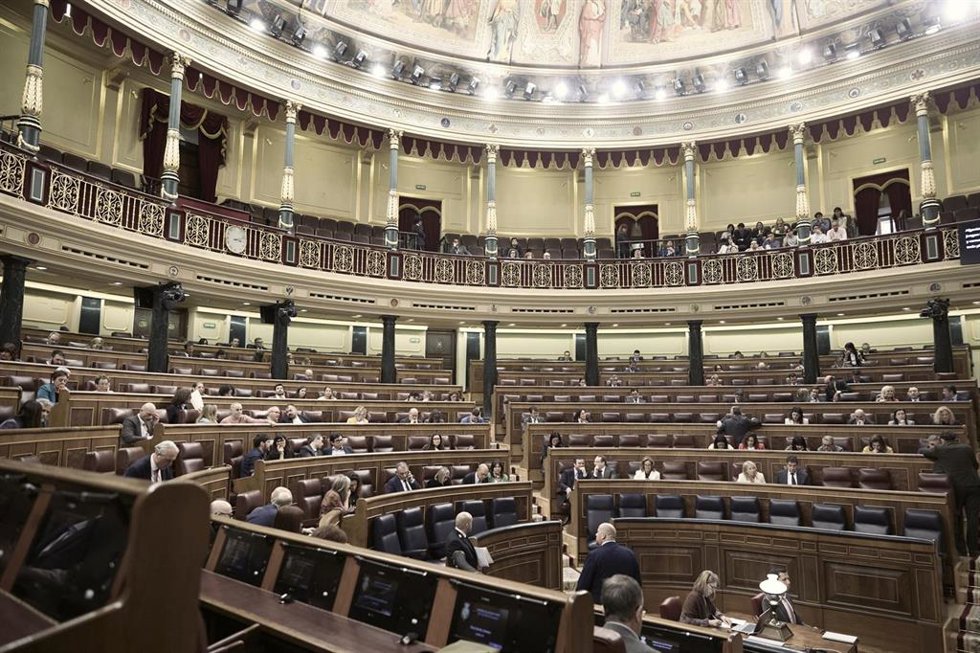 Diputados en las bancadas, durante el pleno en el Congreso de los Diputados, a 14 de abril de 2026, en Madrid (España). El pleno aborda dos proposiciones de ley (velo integral y CNMC digital), dos PNL sobre víctimas del Patronato y bibliocausto, una moció