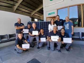 Profesores y alumnos que han logrado su diploma de formación en 'Montaje e instalación de paneles solares'.
