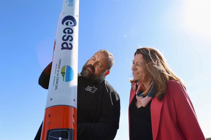 Carmen Castillo observa uno de los cohetes empleados en la fase andaluza del programa CanSat de la Agencia Espacial Europea.