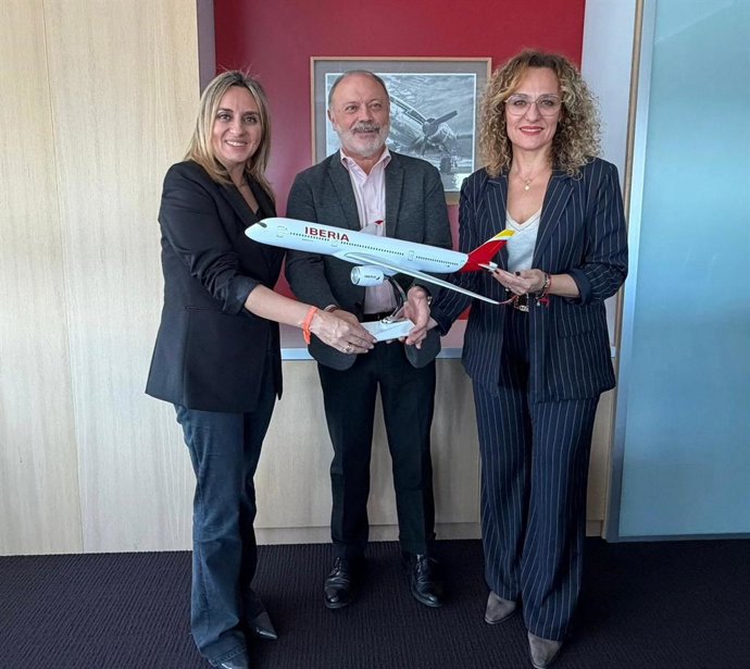 Imagen del encuentro entre la alcaldesa de Granada, Marifrán Carazo, y la diputada provincial de Turismo, Marta Nievas, con el director general de Ventas Globales de Iberia, Víctor Moneo Ocaña.