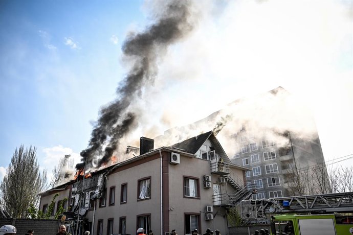 13 de abril de 2026, Zaporizhzhia, Ucrânia: Um incêndio causado por um ataque com drones russos assola um prédio comercial em Zaporizhzhia, na Ucrânia, em 13 de abril de 2026. O ataque russo também causou danos a empresas industriais e a edifícios residen
