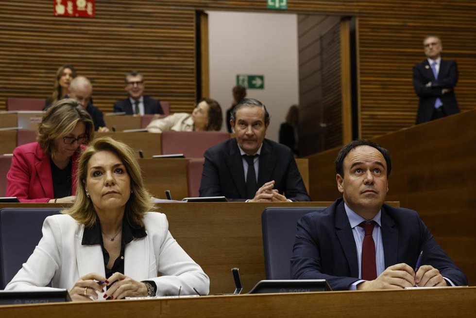 Archivo - El president de la Generalitat, Juanfran Pérez Llorca (d), y  la vicepresidenta primera y consejera de Vivienda, Empleo, Juventud e Igualdad de la Generalitat valenciana, Susana Camarero (i), durante una sesión de control, en Les Corts, a 18 de 