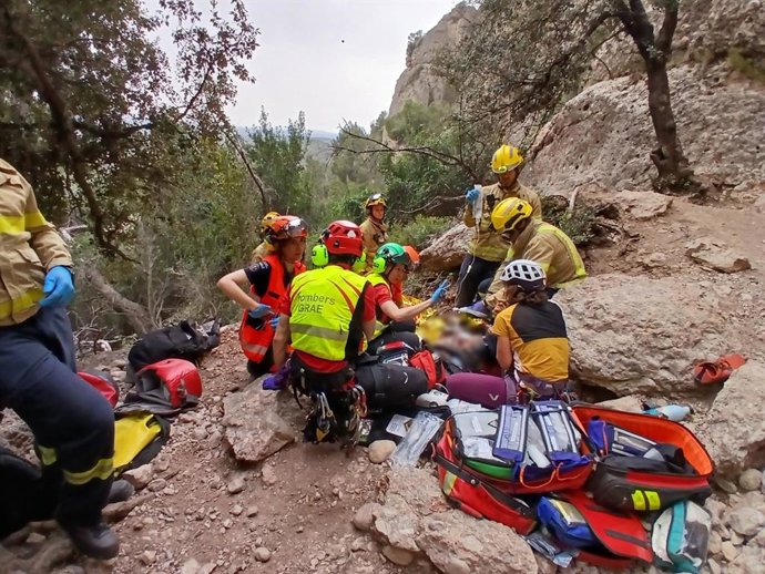 Equipos de emergencias durante el rescate