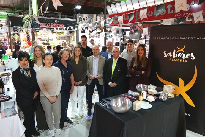 El presidente de la Diputación de Almería, José Antonio García Alcaina, junto a representantes de 'Sabores Almería' en el Mercado de La Paz de Madrid.