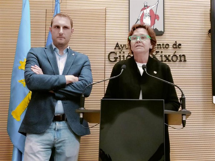 La alcaldesa de Gijón y presidenta de Foro Asturias, Carmen Moriyón, junto al secretario general del partido, Adrián Pumares, en rueda de prensa en el Consistorio gijonés.