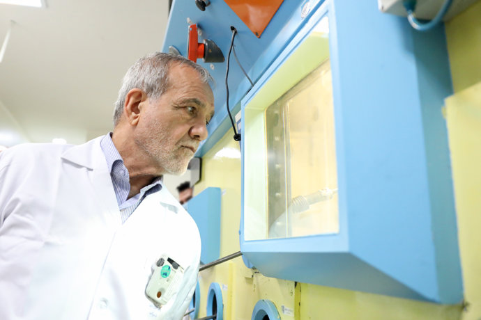 Archivo - Arxiu - El president d'Iran, Masud Pezeshkian, durant una visita de representants de l'Organisme Internacional de l'Energia Atòmica (OIEA) a una instal·lació nuclear iraniana.  