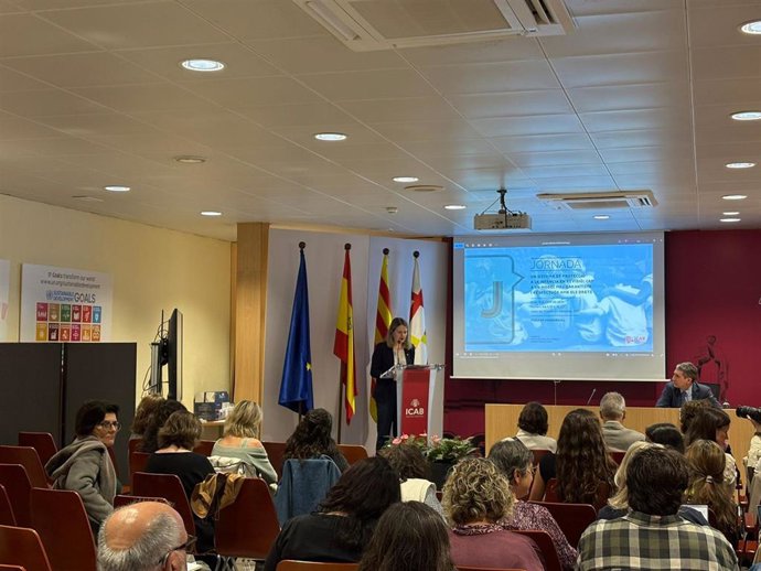 La consellera de Derechos Sociales e Inclusión, Mònica Martínez Bravo, en la sede del ICAB en Barcelona