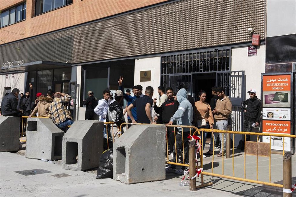 Ciudadanos marroquíes acuden al consulado rifeño en Almería para documentarse ante la regularización impulsada por el Gobierno. A 14 de abril de 2026 en Almería, (Andalucía, España).