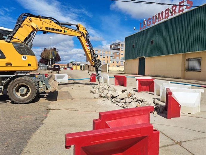 Obras que se llevan a cabo en el sistema de saneamiento de La Bañeza (León) tras el hundimiento de un pozo colector.