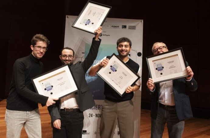 Finalistas del 36º Premio Jóvenes Compositores Fundación SGAE - CNDM posan con sus galardones.