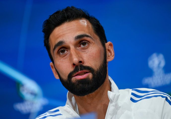 14 de abril de 2026, Baviera, Munique: O técnico do Real Madrid, Álvaro Arbeloa, fala durante a coletiva de imprensa da equipe antes da partida de futebol da Liga dos Campeões da UEFA desta quarta-feira contra o Bayern de Munique. Foto: Sven Hoppe/dpa