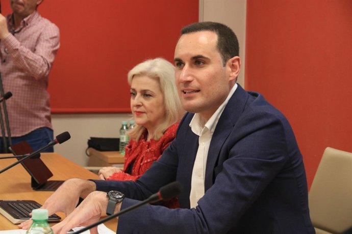 El secretario general del PSOE de Jaén, Juan Latorre, durante su intervención en el foro sobre Dependencia organizado por el PSOE de Jaén.