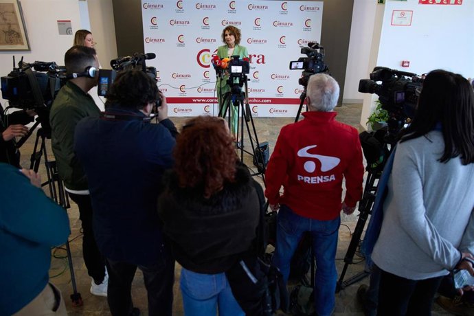 Archivo - La secretaria general del PSOE-A, María Jesús Montero, atiende a los medios en Algeciras (Cádiz). (Foto de archivo).