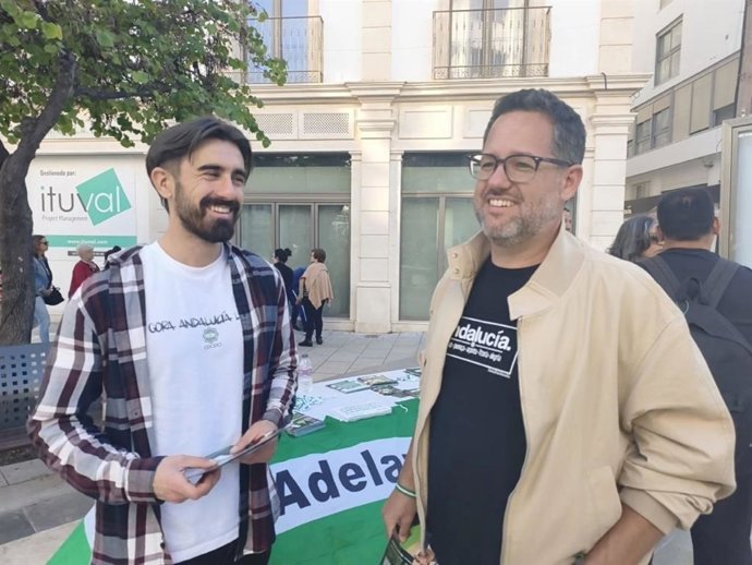 El candidato de Adelante Andalucía en las próximas elecciones autonómicas José Ignacio García junto a Luis Rodrigo.