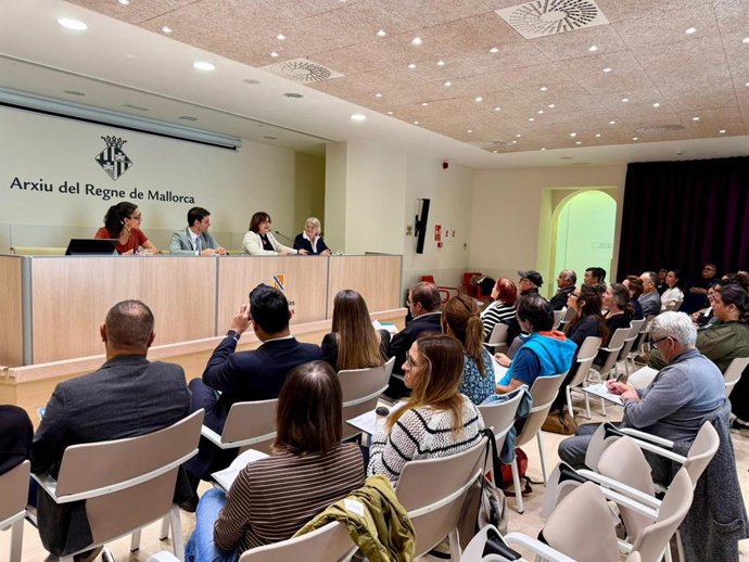 La vicepresidenta segunda y consellera de Presidencia, Coordinación de la Acción de Gobierno y Cooperación Local, Antònia Maria Estarellas, presenta el plan de integración al Consejo Asesor para la Integración de las Personas Migrantes.