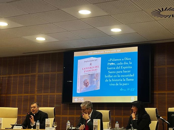 El secretario del Dicasterio para la Comunicación de la Santa Sede, monseñor Lucio Adrián Ruiz presenta 'La fuerza del Evangelio'.