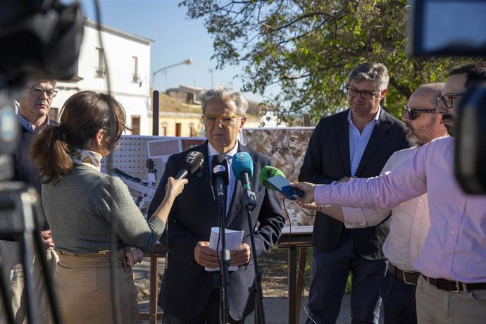 Salvador Fuentes atiende a los medios, junto a Sergio Velasco, durante su visita a Los Arenales.