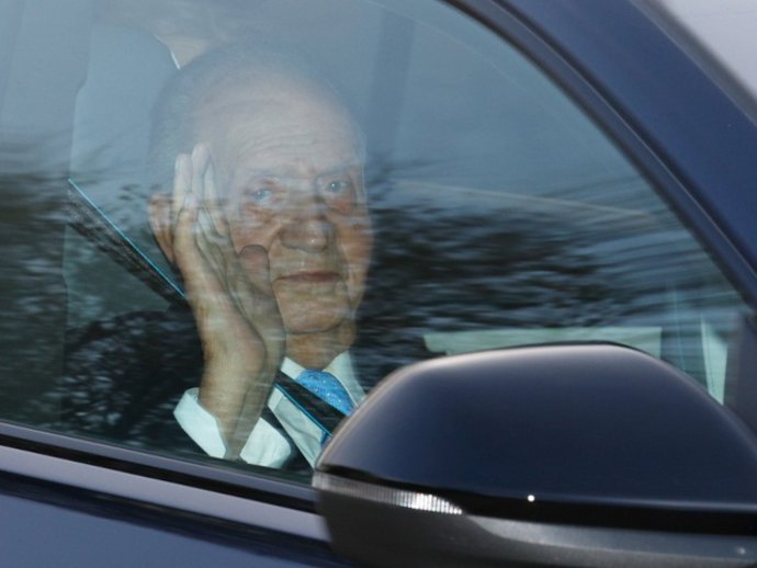 Archivo - El rey Juan Carlos llegando al aeropuerto acompañado de su hija, la infanta Elena, tras el almuerzo celebrado por el 50 aniversario por la monarquía. A 22 de noviembre de 2025, en Madrid (España)