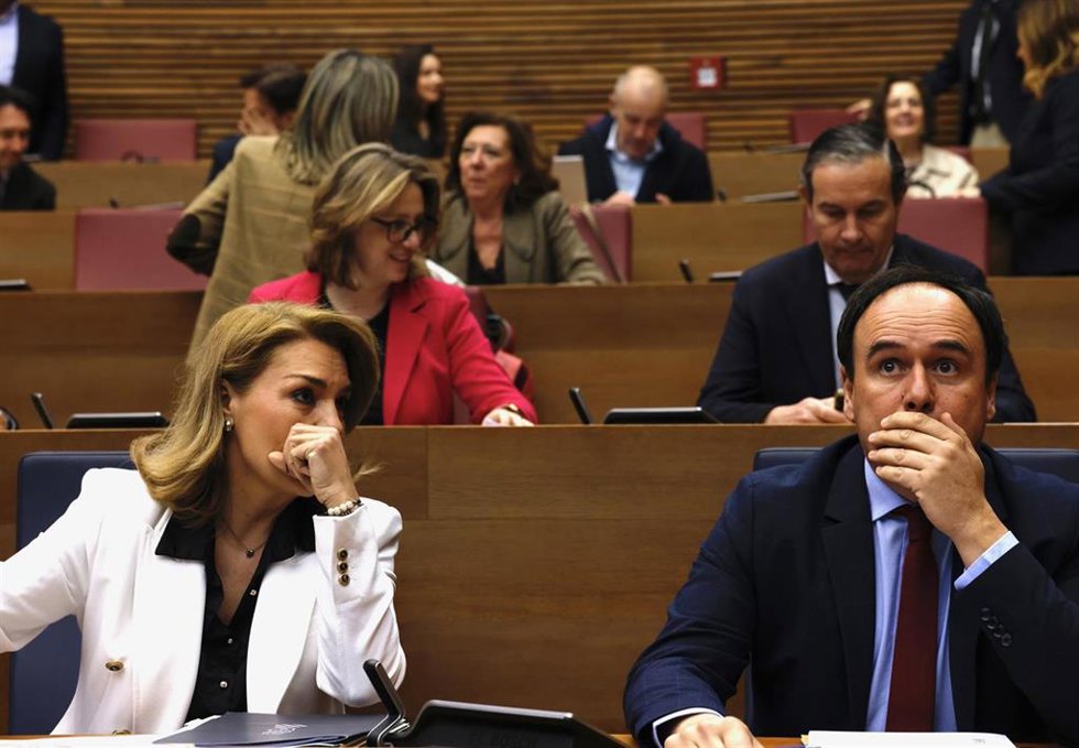 Archivo - La vicepresidenta Susana Camarero y el 'president' Juanfran Pérez Llorca en Les Corts