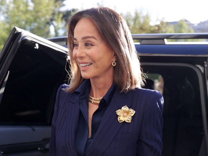 Isabel Preysler llega al Teatro Real para asistir al estreno de la ópera 'La novia vendida', a 14 de abril de 2026, en Madrid (España)