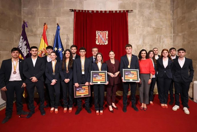 La presidenta del Govern, Marga Prohens, con los participantes de Baleares en los Spainskills 2026.