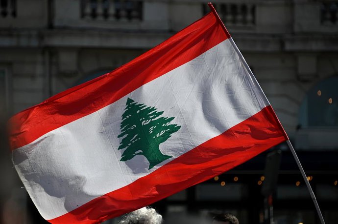 11 de abril de 2026, Marselha, França: Um manifestante segura uma bandeira libanesa durante uma manifestação em apoio ao Líbano. Pessoas se manifestam em Marselha para exigir um cessar-fogo e a paz no Líbano.