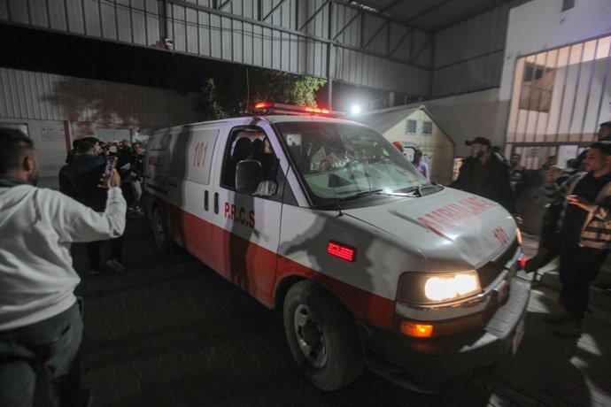 Víctimas de los ataques de Israel son trasladadas  un hospital de la Franja de Gaza