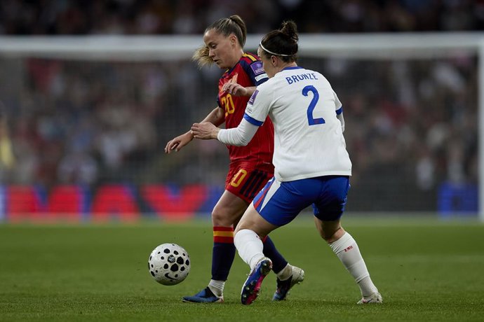 Claudia Pina frente a Lucy Bronze na partida Inglaterra x Espanha pelas eliminatórias para a Copa do Mundo de 2027