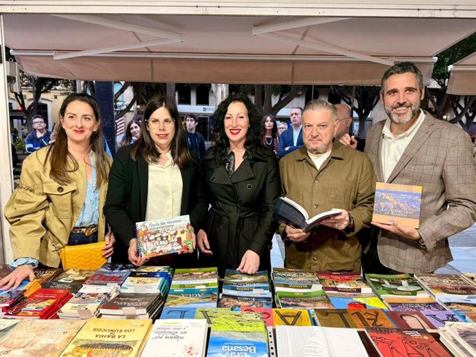 La alcaldesa, María del Mar Vázquez; la delegada del Gobierno, Aránzazu Martín, y la vicepresidenta y diputada de Cultura, Cine e Identidad Almeriense, Almudena Morales, en la Feria del Libro.