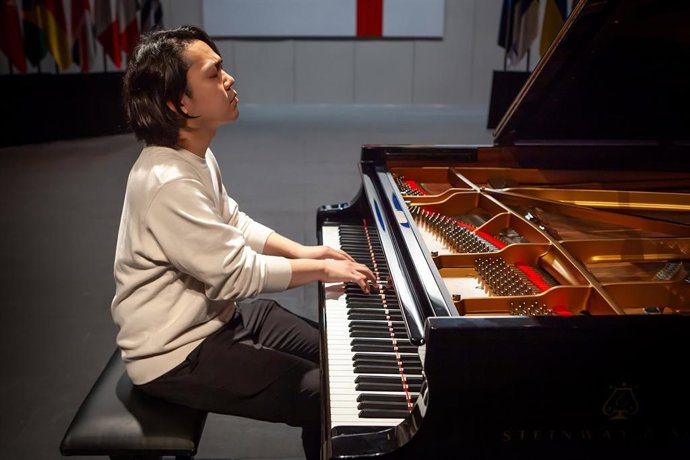 El pianista Suzuki Yusuke de Japón.