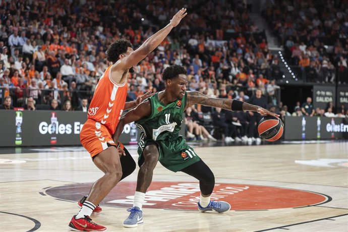 Braxton Key y Nigel Hayes-Davis en el Valencia Basket-Panathinaikos de la Euroliga 25-26