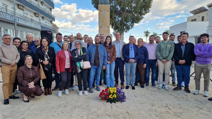 Fotografía familiar del acto conmemorativo de la proclamación de la Segunda República.