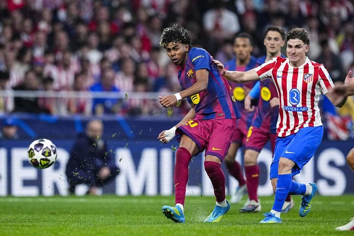 Lamine Yamal, do FC Barcelona, em ação durante a partida de volta das quartas de final da Liga dos Campeões da UEFA 2025/26 entre o Atlético de Madrid e o FC Barcelona, no Riyadh Air Metropolitano, em 14 de abril de 2026, em Madri, Espanha.