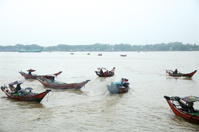 Archivo - Barcos transportan pasajeros a través del río Yangón en Birmania