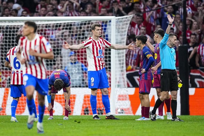 Alexander Sorloth of Atletico de Madrid protests during the UEFA Champions League 2025/26 Quarter-Final Second Leg match between Atletico de Madrid and FC Barcelona at Riyadh Air Metropolitano on April 14, 2026, in Madrid, Spain.