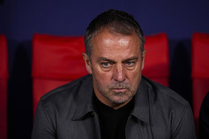 Hansi Flick, técnico do FC Barcelona, observa durante a partida de volta das quartas de final da Liga dos Campeões da UEFA 2025/26 entre o Atlético de Madrid e o FC Barcelona no Riyadh Air Metropolitano, em 14 de abril de 2026, em Madri, Espanha.
