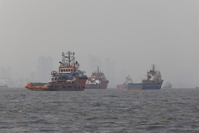 Archivo - Remolcadores ayudan a los buques petroleros a descargar petróleo importado de Oriente Próximo en el puerto de Bombay, India