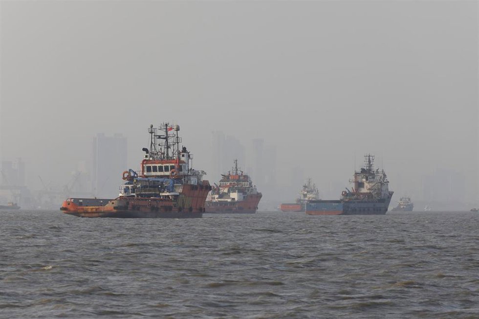 Archivo - Remolcadores ayudan a los buques petroleros a descargar petróleo importado de Oriente Próximo en el puerto de Bombay, India