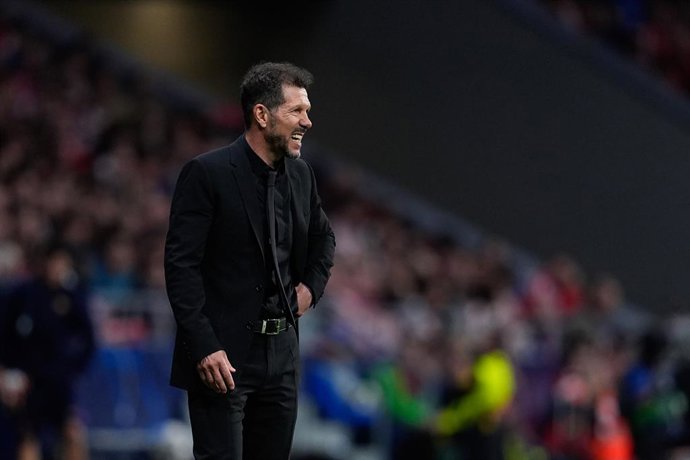 Diego Pablo Simeone, técnico do Atlético de Madrid, reage durante a partida de volta das quartas de final da Liga dos Campeões da UEFA 2025/26 entre o Atlético de Madrid e o FC Barcelona, no Riyadh Air Metropolitano, em 14 de abril de 2026, em Madri, Espa