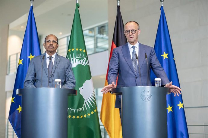 El canciller alemán Friedrich Merz (derecha) y Mahmud Alí Yusuf, presidente de la Comisión de la Unión Africana, ofrecen una rueda de prensa conjunta en la Cancillería Federal, en Berlín, Alemania