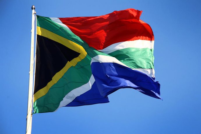 Archivo - FILED - 22 August 2013, South Africa, Port Elizabeth: A South African flag flies in Port Elizabeth, South Africa. Photo: Steffen Trumpf/dpa