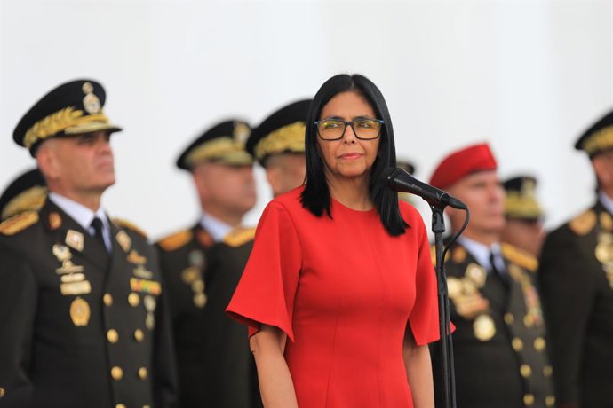 Archivo - Arquivo - CARACAS, 29 de janeiro de 2026  -- A presidente interina da Venezuela, Delcy Rodríguez (à frente), participa de uma cerimônia militar realizada em Caracas, Venezuela, em 28 de janeiro de 2026.   As Forças Armadas da Venezuela juraram l