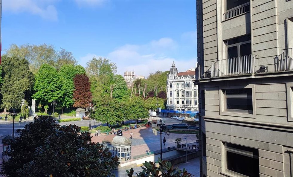Día soleado en la Plaza de la Escandalera de Oviedo.